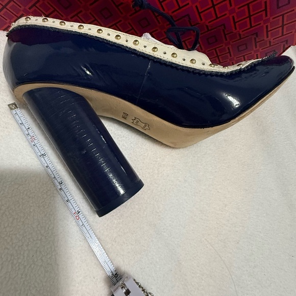 Beautiful Tory Burch navy/ivory Cambridge pump 6.5. - Picture 13 of 13